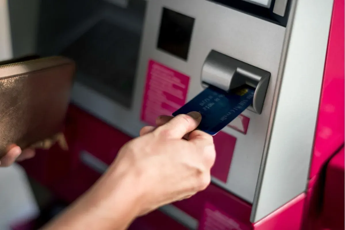 Kebijakan pemblokiran rekening bank sementara. (Sumber: Freepik)