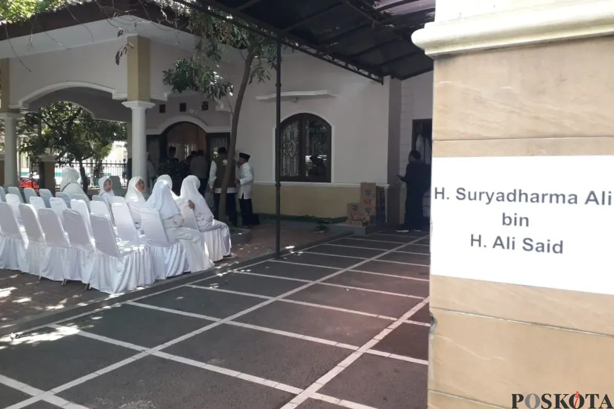 Suasana rumah duka eks Menag 2009-2013, Suryadharma Ali di Jalan Cipinang Cempedak I Nomor 30, Kecamatan Jatinegara, Jakarta Timur, Kamis, 31 Juli 2025. (Sumber: Poskota/Heri Effendi)