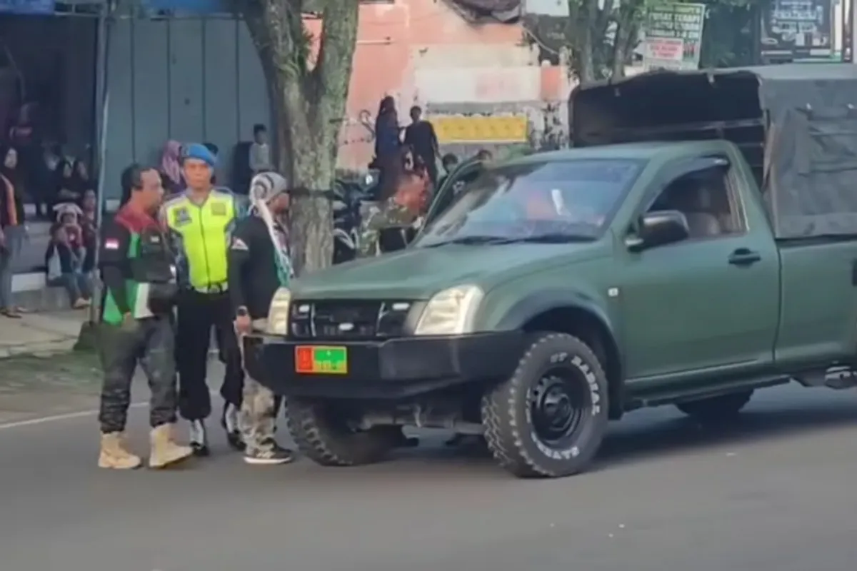 Anggota ormas nyaris bentrok dengan TNI di Magelang. (Sumber: Instagram/@infokomando.official)