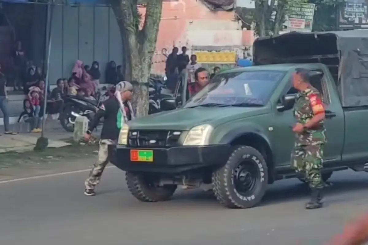 Anggota ormas GPK tendang dan dobrak mobil TNI. (Sumber: Instagram/@infokomando.official)