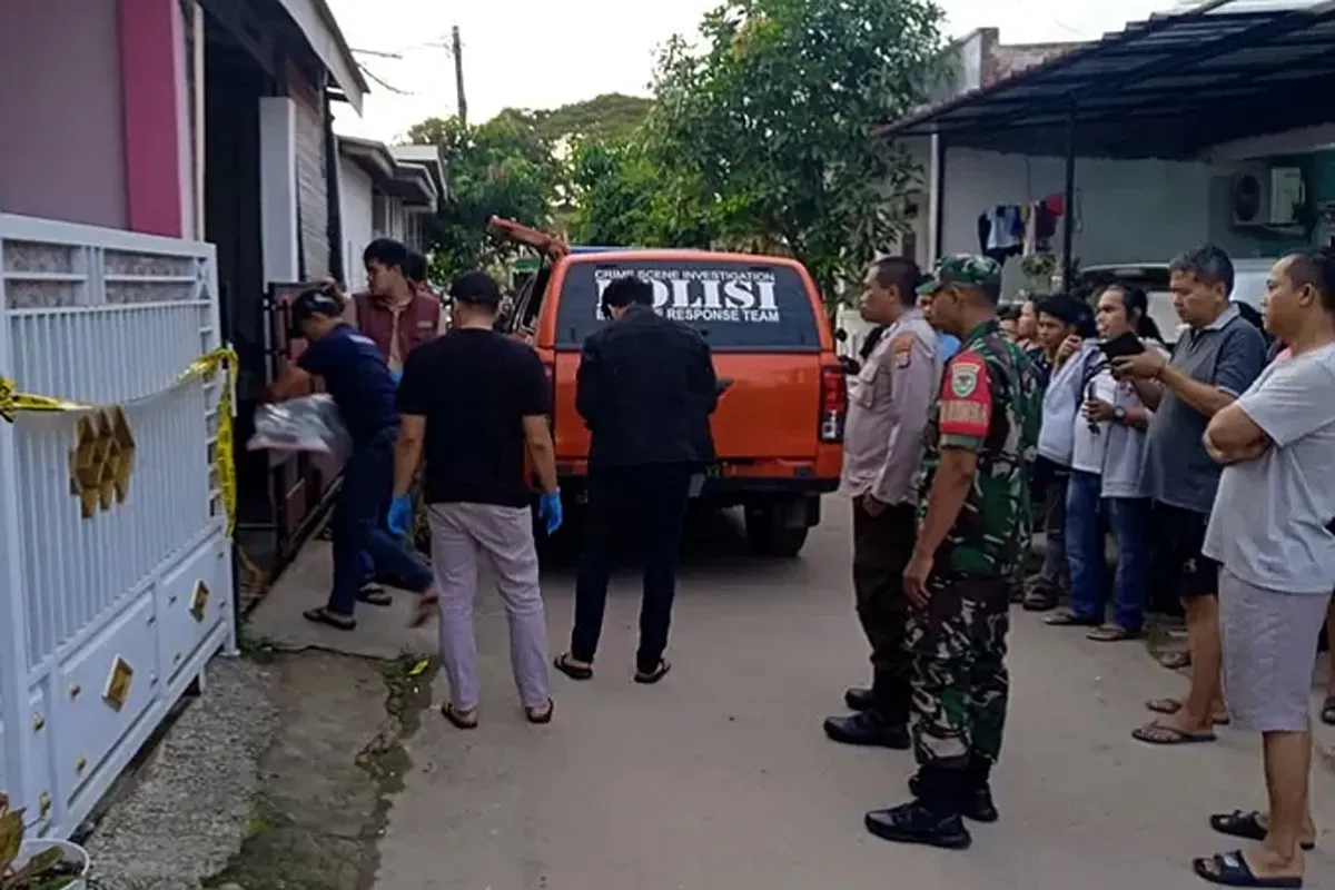 Tim Inafis Satreskrim Polresta Serang Kota saat akan mengevakuasi jasad korban. (Sumber: Dok. Humas Polresta Serang Kota)