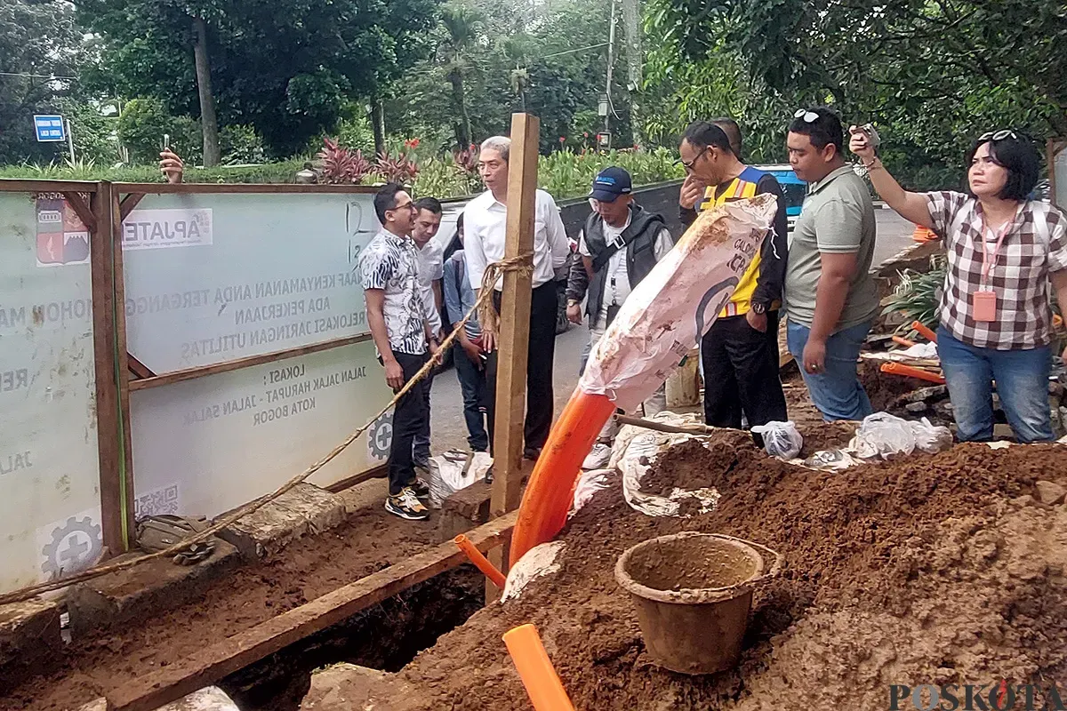 Wali Kota Bogor, Dedie A Rachim meninjau proyek penurunan kabel udara ke bawah tanah di kawasan Sistem Satu Arah, Jalan Jalak Harupat hingga Jalan Salak, Kota Bogor, Minggu, 1 Juni 2025. (Sumber: POSKOTA | Foto: Sekar Putri Andini)