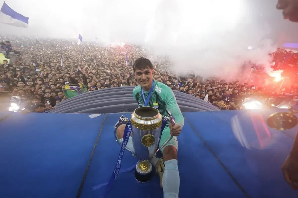 Kevin Ray Mendoza resmi meninggalkan Persib Bandung setelah berhasil membantu tim meraih gelar juara Liga 1 2024/2025. (Sumber: Instagram/@kevinraymendoza)