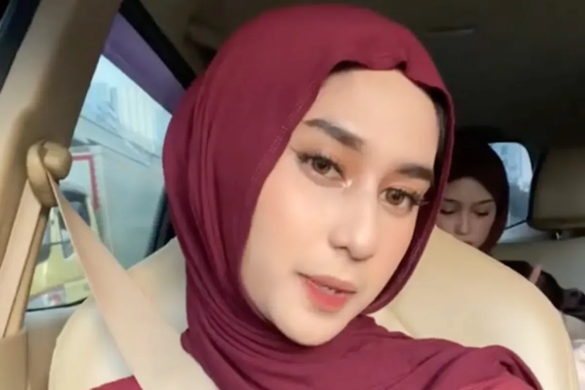 Potret TikToker Sabyyna yang menjadi korban rasisme di Halte Transjakarta Taman Anggrek, Jakarta Barat. (Sumber: TikTok/Sabyyna.)
