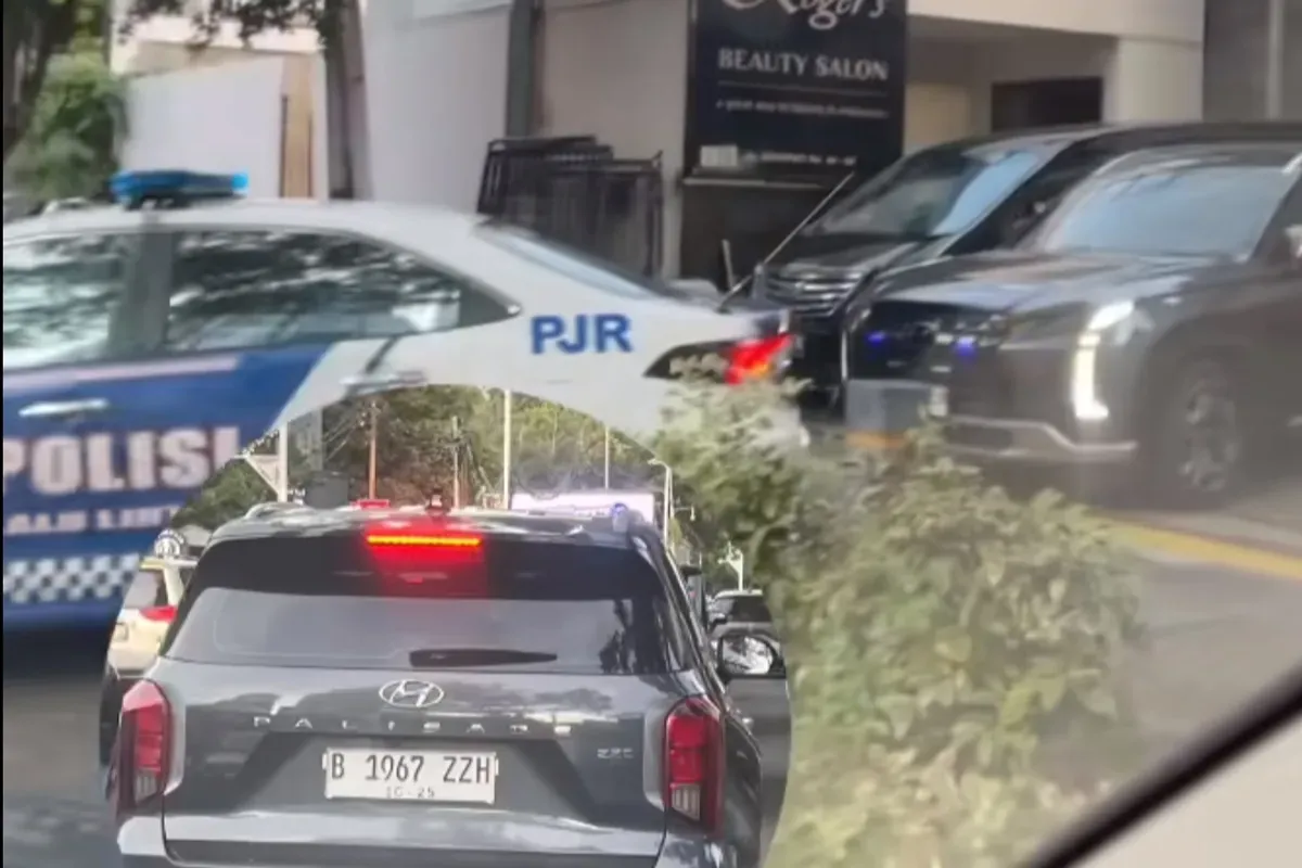Video viral menampilkan mobil dengan pelat ZZ dikawal polisi usai keluar dari salon kecantikan. (Sumber: TikTok/@sssecrelifofme)