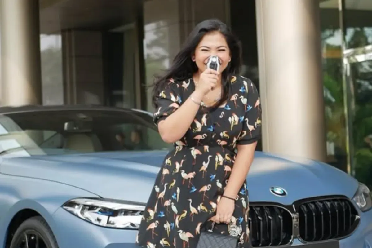 Potret putri Haji Isam, Liana Saputri saat mendapatkan mobil BMW M850i xDrive First Edition yang disebut cuma satu di Indonesia. (Sumber: Instagram/@lianajhonlin12)