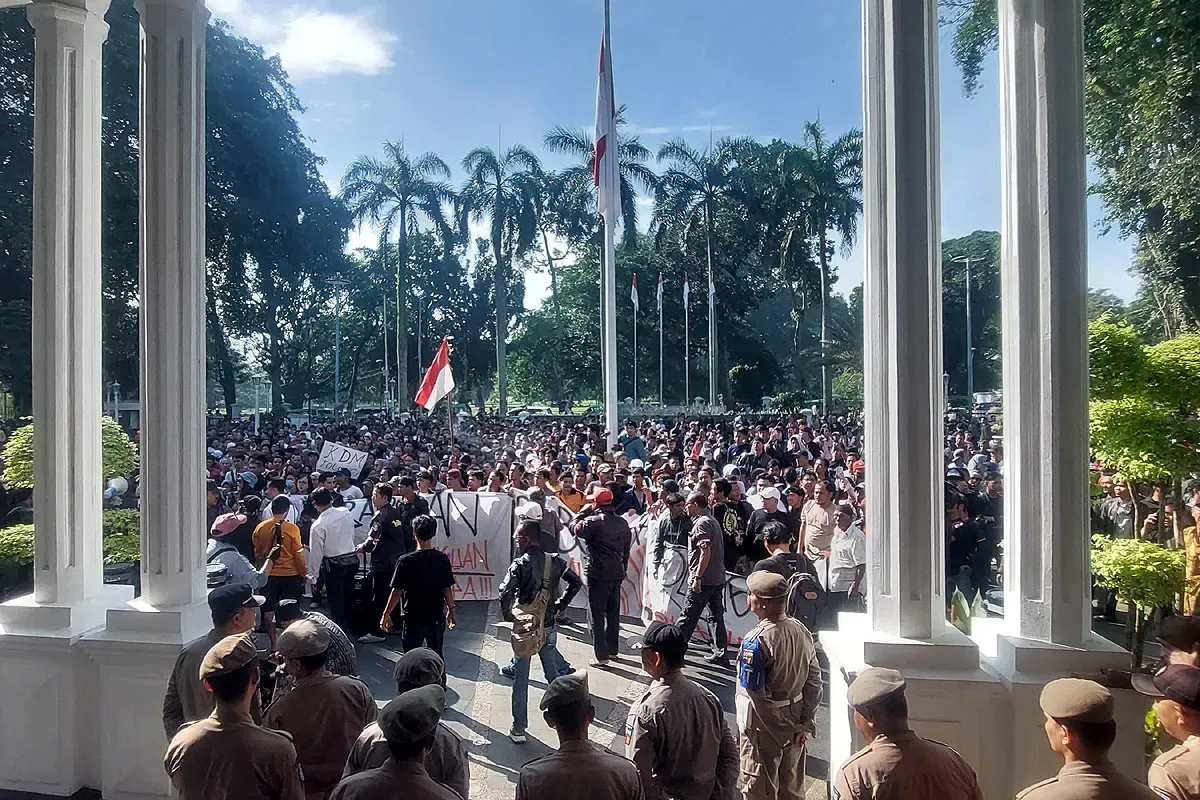 Para Pedagang Pasar Baru Bogor melakukan aksi unjuk rasa menolak direlokasi di Balai Kota Bogor, Senin, 2 Juni 2025. (Sumber: POSKOTA | Foto: Sekar Putri Andini)