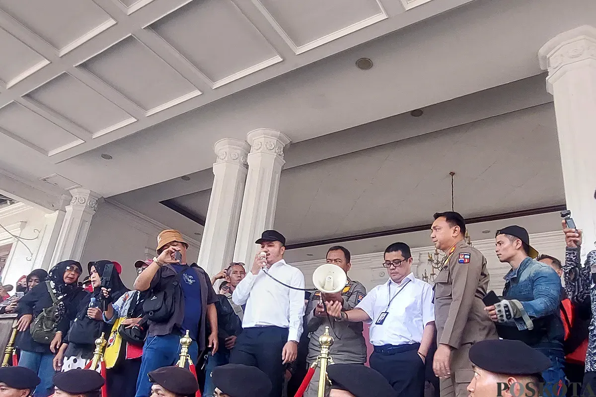 Direktur Utama Perumda Pasar Pakuan Jaya, Jenal Abidin saat menemui pedagang terkait proyek revitalisasi Pasar Baru Bogor di Balai Kota Bogor, Senin, 2 Juni 2025. (Sumber: POSKOTA | Foto: Sekar Putri Andini)