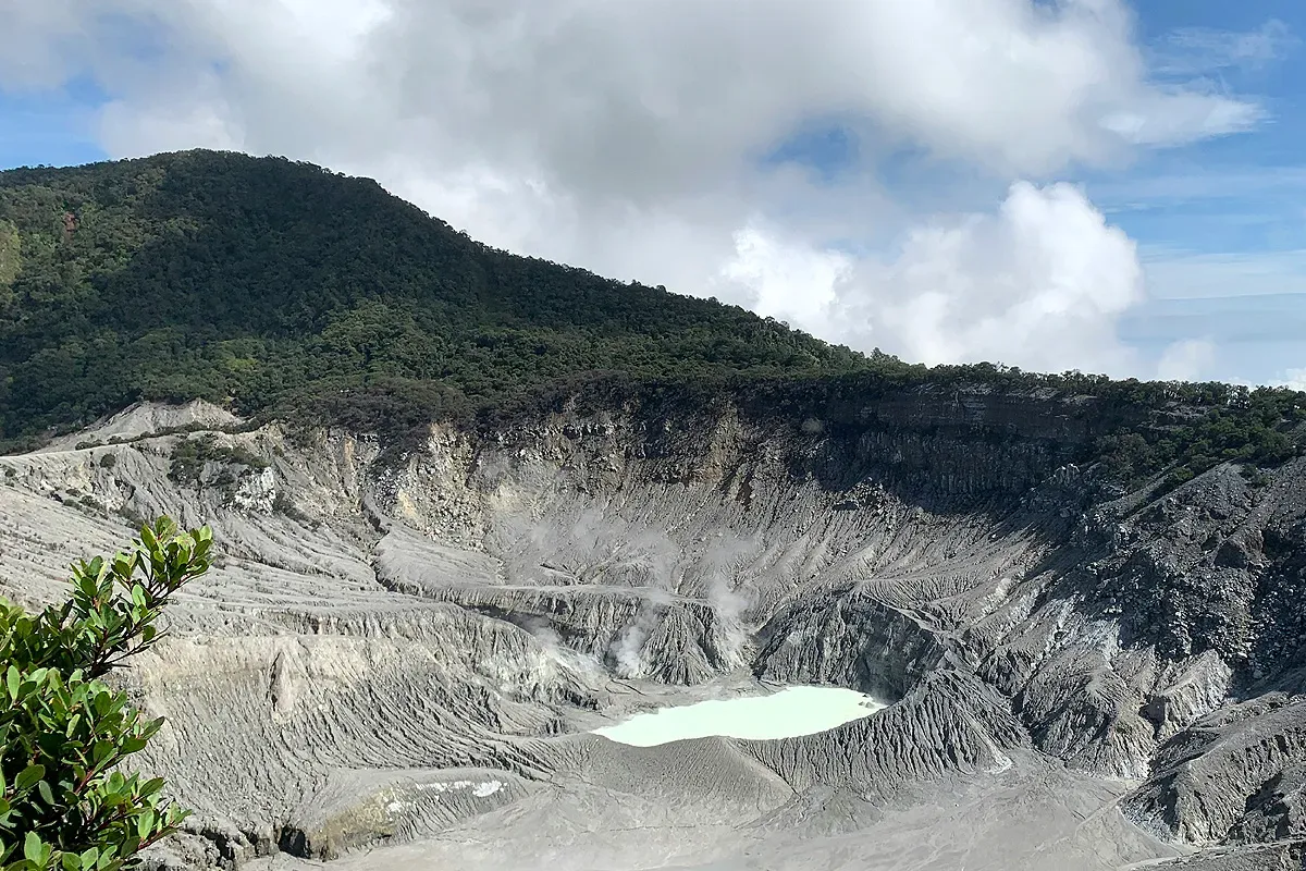 Ilustrasi, Gunung Tangkuban Parahu. (Sumber: Unsplash | Foto: sxpistols sxpstls)