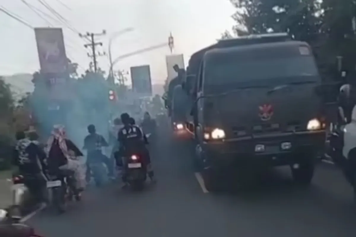 Aksi sejumlah anggota ormas GPK yang menggeber motor di depan anggota TNI. (Sumber: Instagram/@infokomando.official)