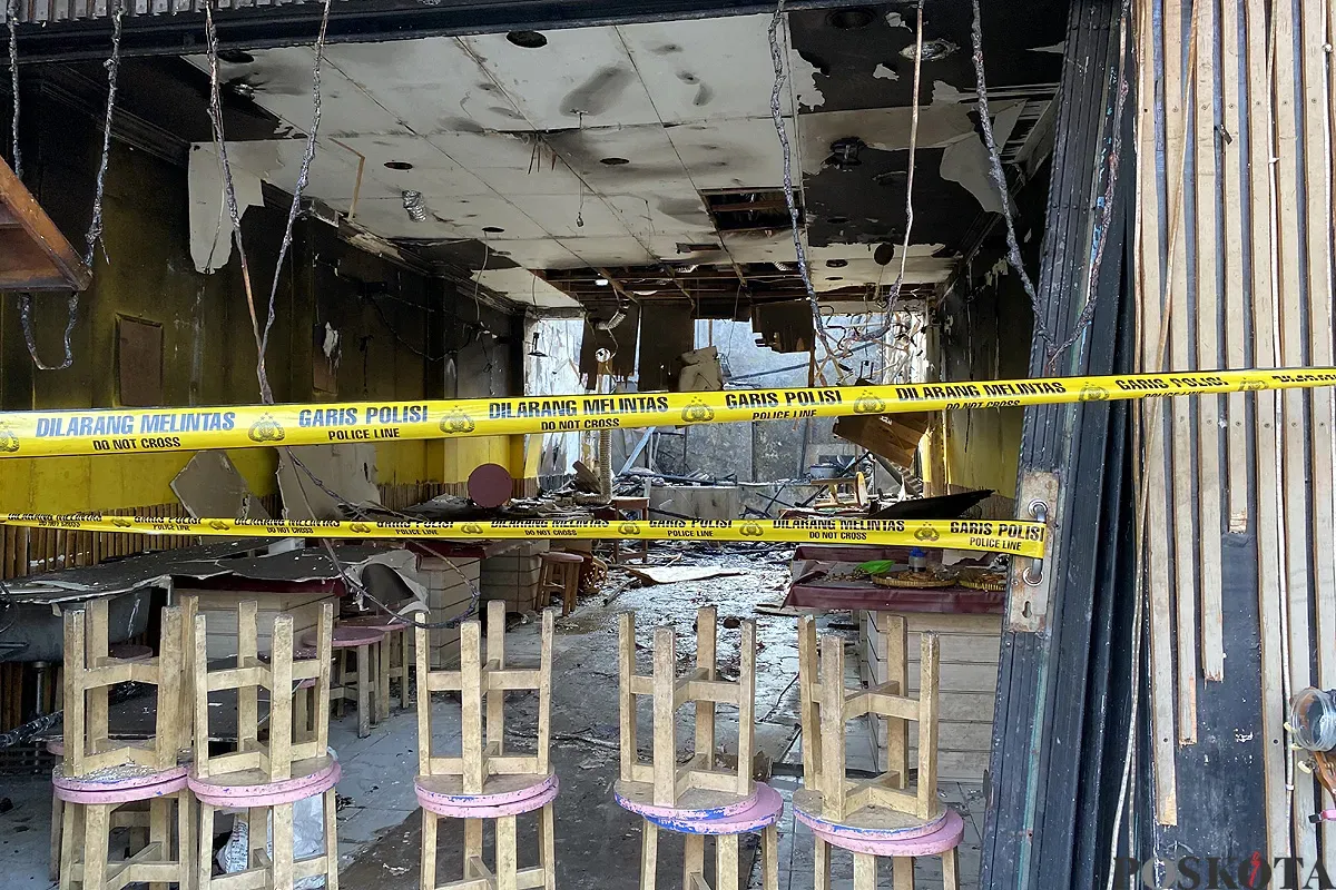 Kondisi warung makan di Jalan Kisamaun, Kecamatan Tangerang, Kota Tangerang usai dilalap si jago merah pada Senin, 2 Juni 2025. (Sumber: POSKOTA | Foto: Primayanti)