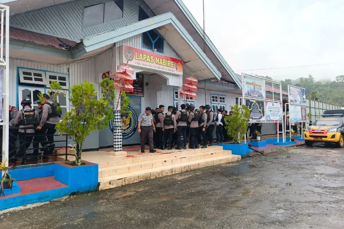 Suasana di sekitar Lapas Nabire setelah 19 narapidana melarikan diri, Senin, 2 Juni 2025. (Sumber: Dok. Satgas Ops Damai Cartenz)