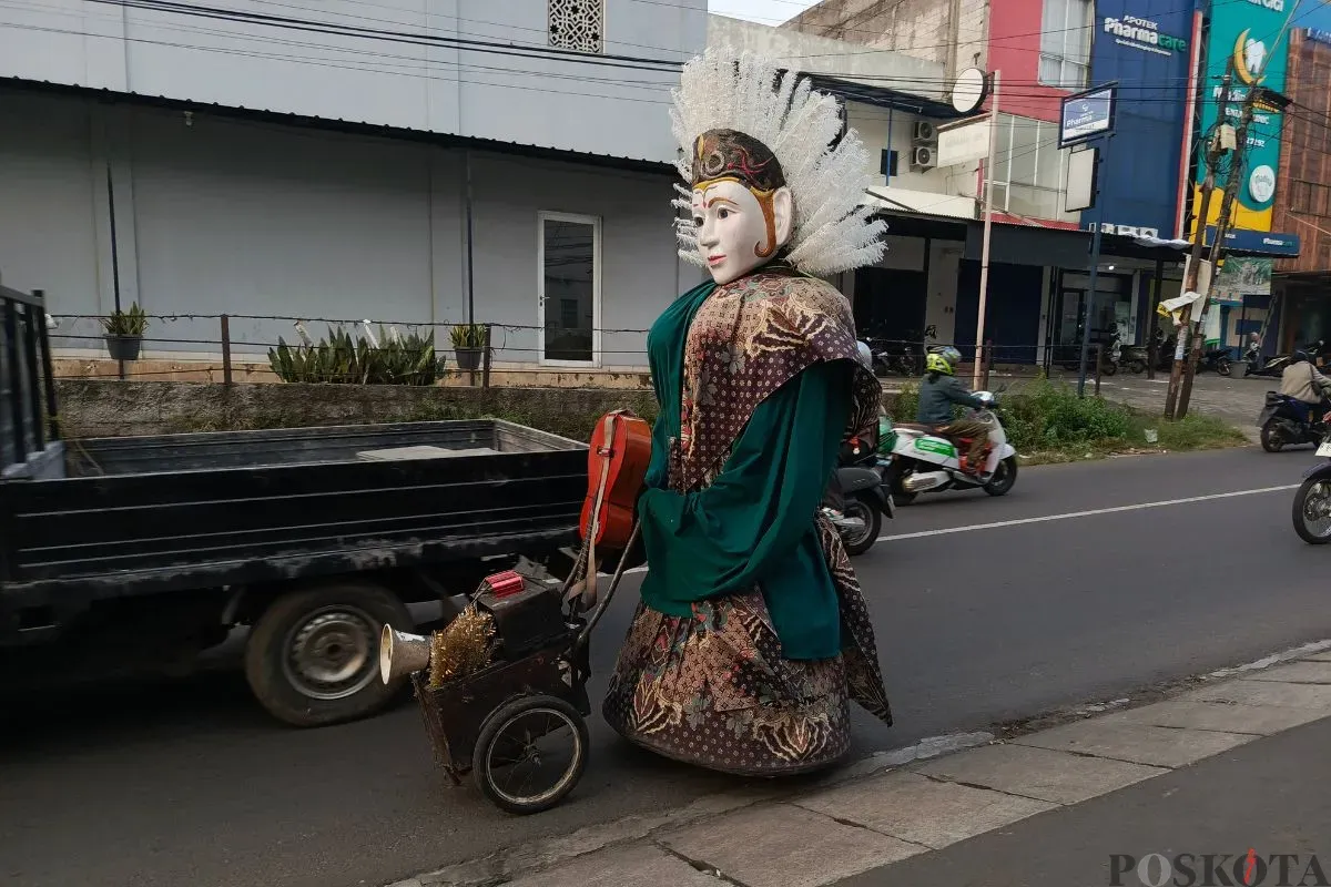 Pengamen ondel-ondel di Jakarta Selatan, Senin, 2 Juni 2025. (Sumber: Poskota/Ali Mansur)