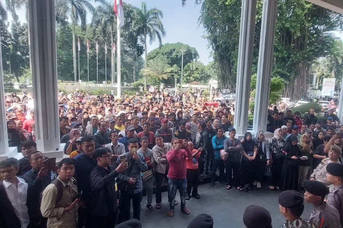 Para Pedagang Pasar Baru Bogor lakukan aksi unjuk rasa di Balai Kota Bogor karena menolak direlokasi dalam proyek revitalisasi Pasar Baru Bogor, Senin, 2 Juni 2025. (Sumber: Poskota/Sekar Putri Andini)