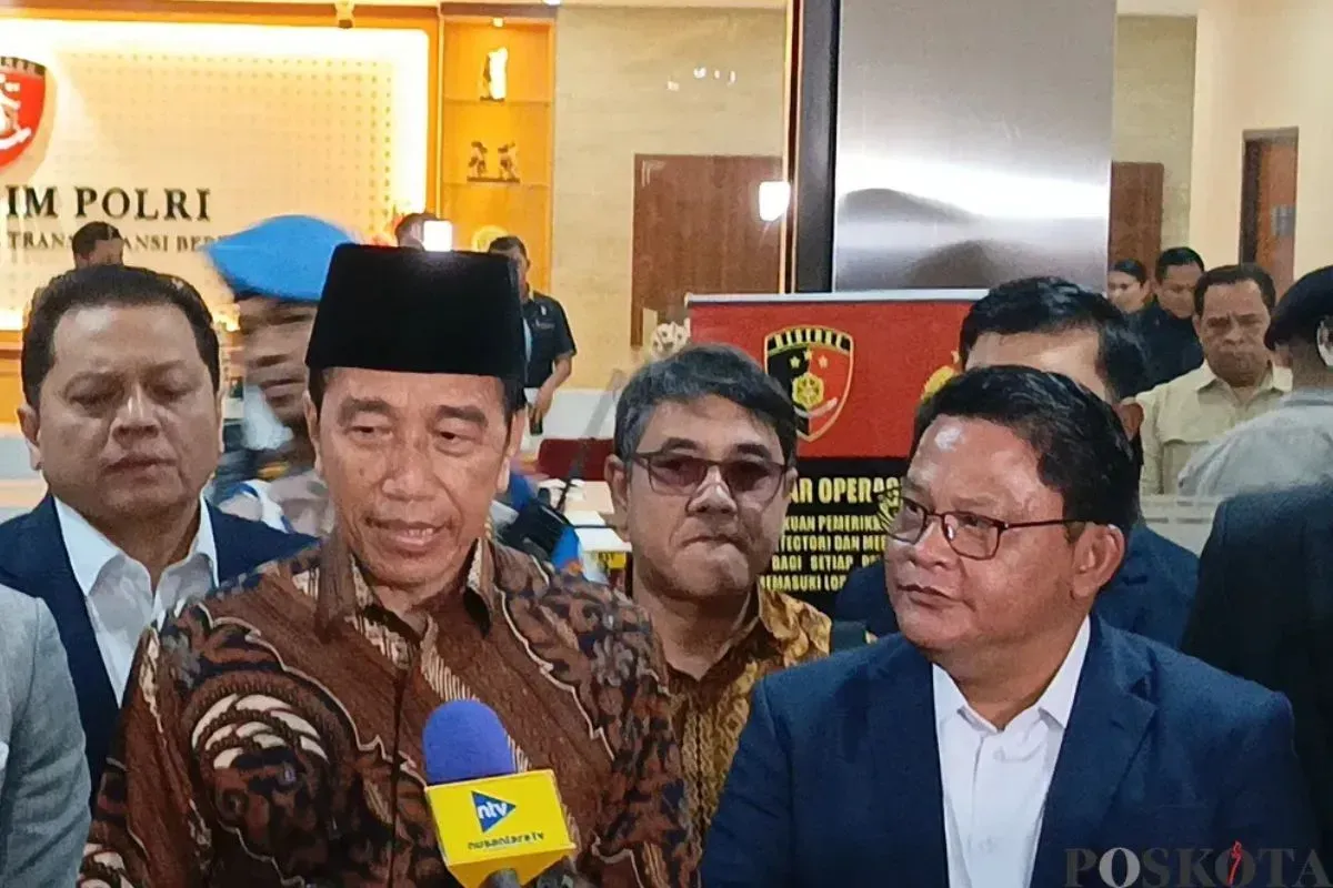 Presiden ke-7 Republik Indonesia Joko Widodo (Jokowi) telah menjalani pemeriksaan oleh penyidik Bareskrim Polri terkait tuduhan ijazah palsu, di Bareskrim Polri, Jakarta Selatan, Selasa, 20 Mei 2025. (Sumber: Poskota/Ali Mansur)