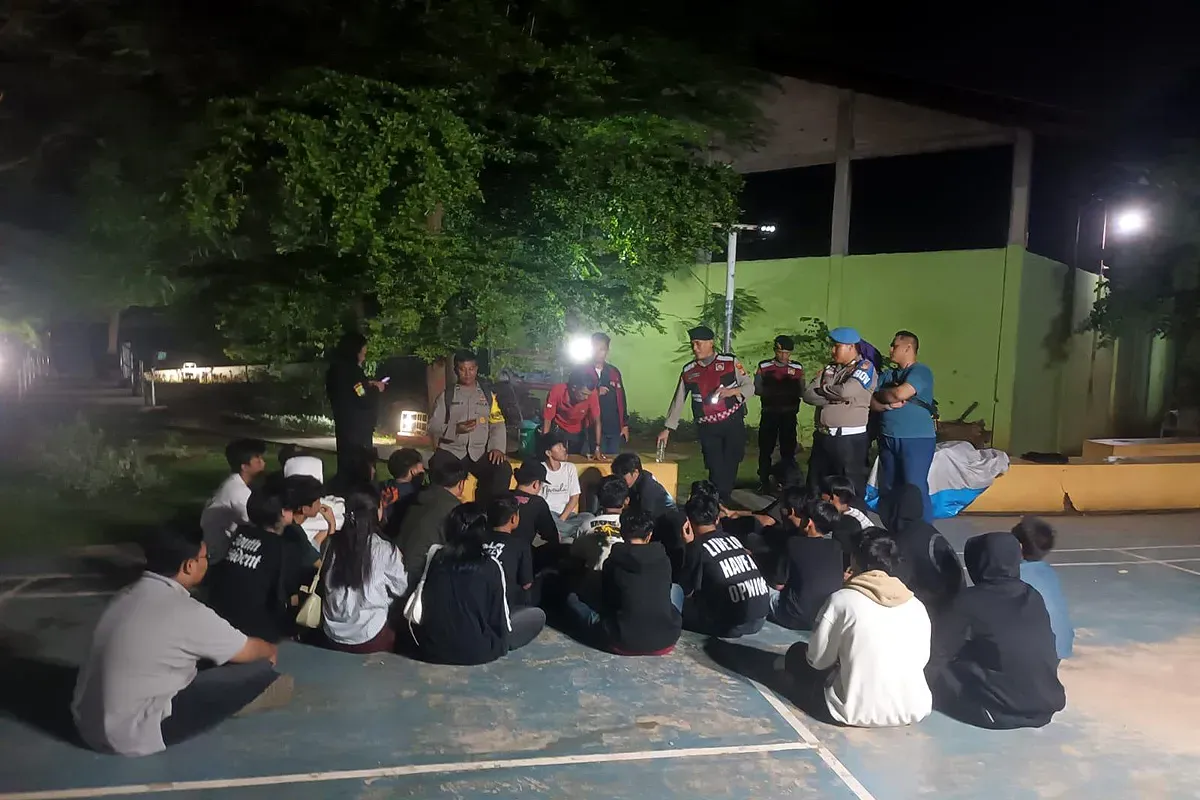 25 remaja yang tengah asyik pesta miras diamankan petugas dari Polsek Cinere. (Sumber: Dok. Polsek Cinere)