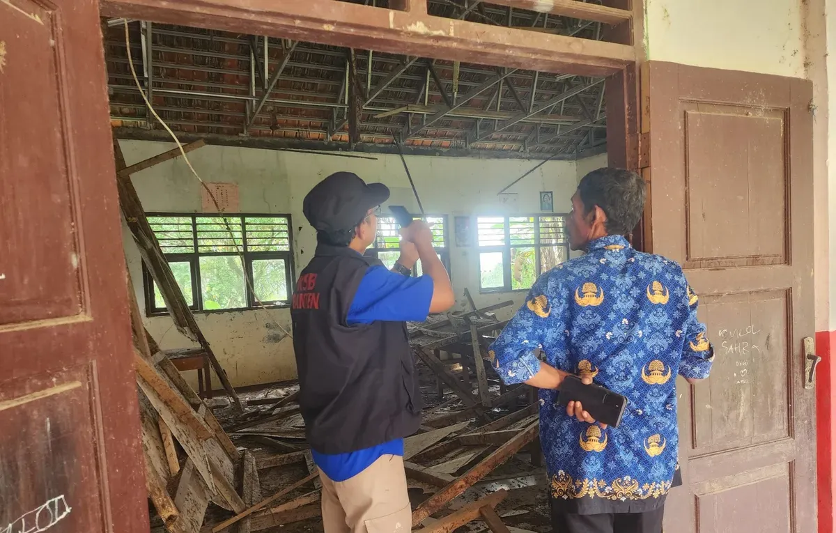 Plafon salah satu ruang kelas SDN Cikayas 3 di Desa Cikayas, Kecamatan Angsana, Pandeglang, ambruk akibat lapuk Minggu, 1 Juni 2025. (Sumber: KSB Pandeglang)