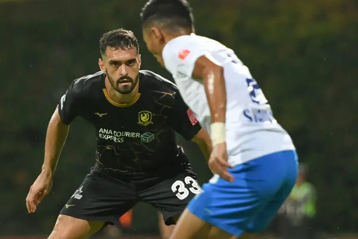 Potret Milos Zlatkovic yang sedang mengawal pertahanan. Pemain asing ini dikaitkan dengan Persija Jakarta. (Sumber: Instagram/milos_zlatkovic33)