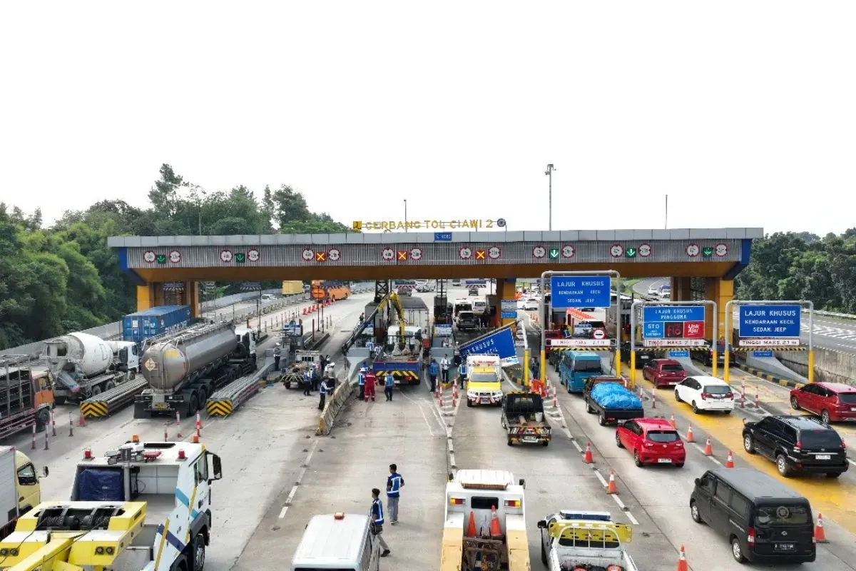 Sebuah truk pengangkut minuman berenergi mengalami rem blong dan mengakibatkan kecelakaan lalu lintas di Gerbang Tol (GT) Ciawi 2 arah Jakarta, Senin, 2 Juni 2025. (Sumber: Dok. PJR Tol Jagorawi)