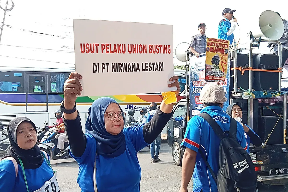 Karyawan PT Nirwana Lestari melakukan aksi unjuk rasa memprotes keputusan PHK yang dinilai sepihak pada Senin, 2 Juni 2025. (Sumber: POSKOTA | Foto: Nurpini Aulia Rapika)