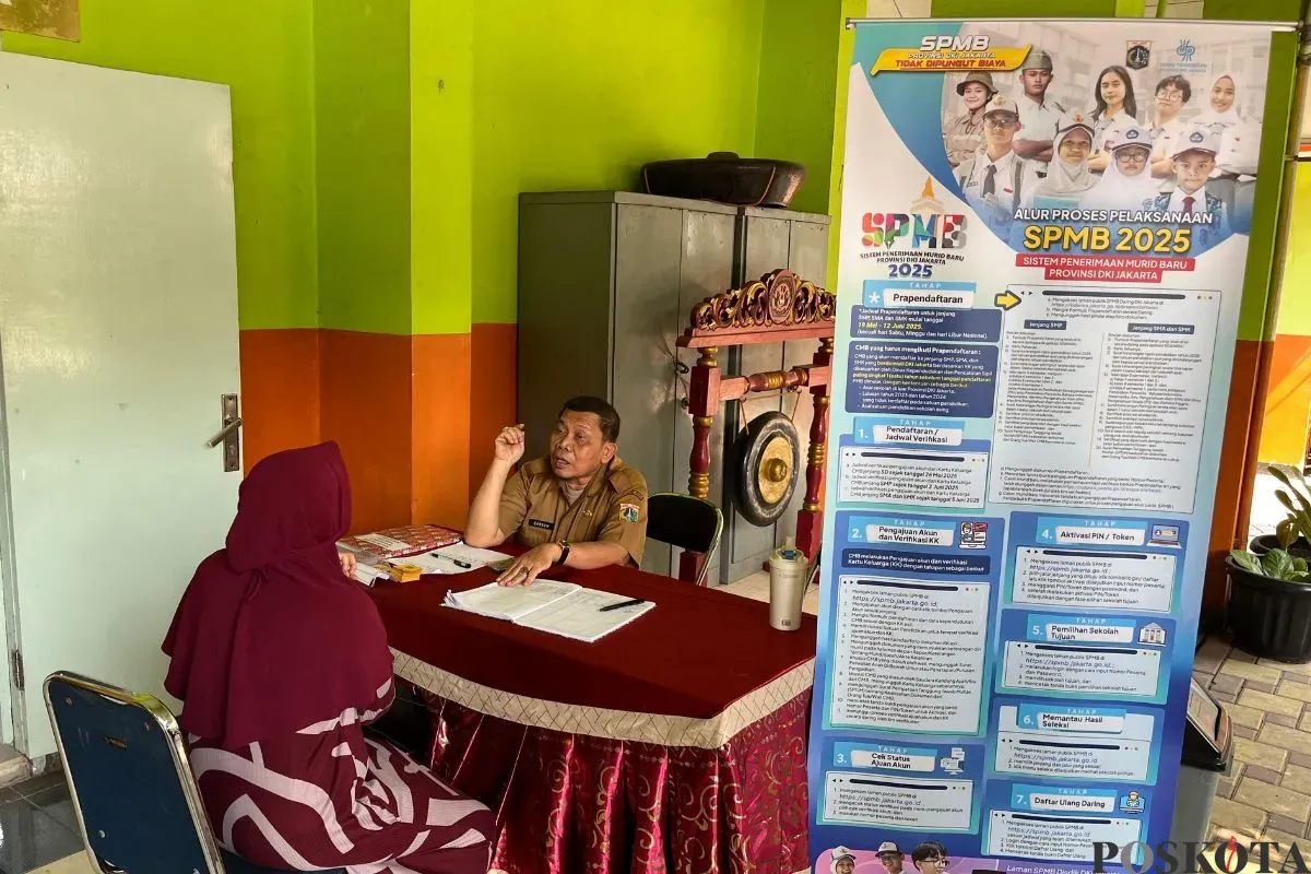 Orang tua murid mendatangi posko SPMB di SMA Negeri 78, Kemanggisan, Jakarta Barat, Selasa, 3 Juni 2025. (Sumber: Poskota/Pandi Ramedhan)