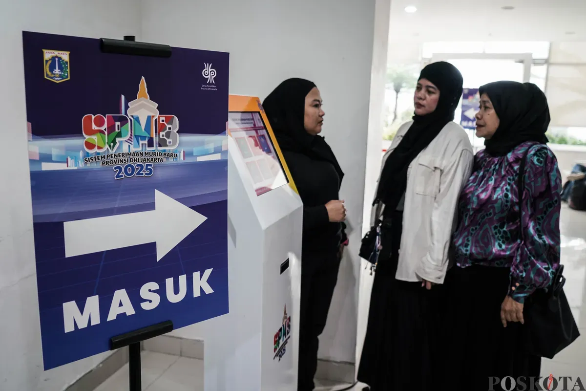 Dinas Pendidikan DKI Jakarta melayani aduan orang tua siswa di Posko Layanan Seleksi Penerimaan Murid Baru (SPMB), Gedung Dinas Pendidikan DKI Jakarta, Selasa, 3 Juni 2025. (Sumber: Poskota/Bilal Nugraha Ginanjar)