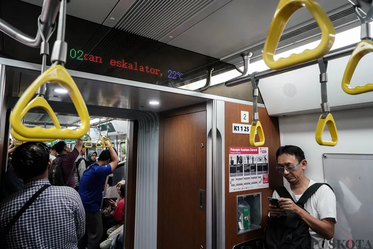 Sejumlah penumpang berada didalam gerbong kereta rel listrik (KRL) baru seri Commuter Line Indonesia (CLI)-125 saat pengoperasian perdana di Stasiun Manggarai, Jakarta, Minggu, 1 Juni 2025. (Sumber: Poskota/Bilal Nugraha Ginanjar)