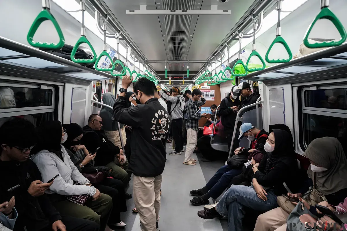 Sejumlah penumpang berada didalam gerbong kereta rel listrik (KRL) baru seri Commuter Line Indonesia (CLI)-125 saat pengoperasian perdana di Stasiun Manggarai, Jakarta, Minggu, 1 Juni 2025. (Sumber: Poskota/Bilal Nugraha Ginanjar)