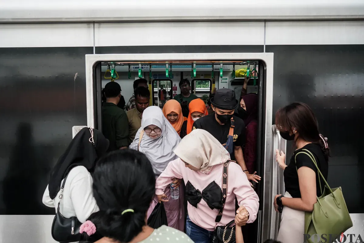 Penumpang memasuki kereta rel listrik (KRL) baru seri Commuter Line Indonesia (CLI)-125 memasuki peron saat pengoperasian perdana di Stasiun Manggarai, Jakarta, Minggu, 1 Juni 2025. (Sumber: Poskota/Bilal Nugraha Ginanjar)