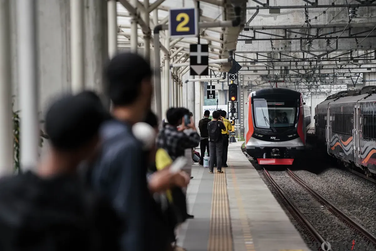Rangkaian kereta rel listrik (KRL) baru seri Commuter Line Indonesia (CLI)-125 memasuki peron saat pengoperasian perdana di Stasiun Manggarai, Jakarta, Minggu, 1 Juni 2025.  (Sumber: Poskota/Bilal Nugraha Ginanjar)