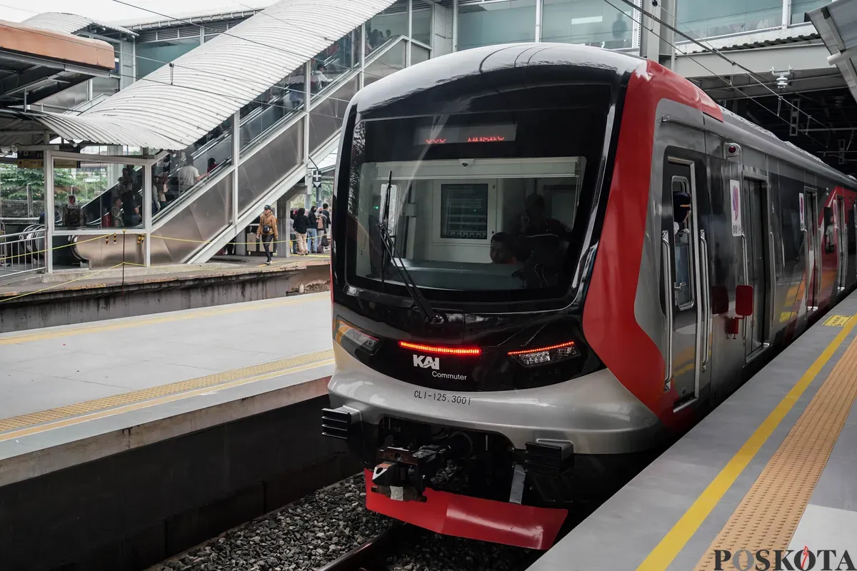 Rangkaian kereta rel listrik (KRL) baru seri Commuter Line Indonesia (CLI)-125 memasuki peron saat pengoperasian perdana di Stasiun Tanah Abang, Jakarta, Minggu, 1 Juni 2025. (Sumber: Poskota/Bilal Nugraha Ginanjar)