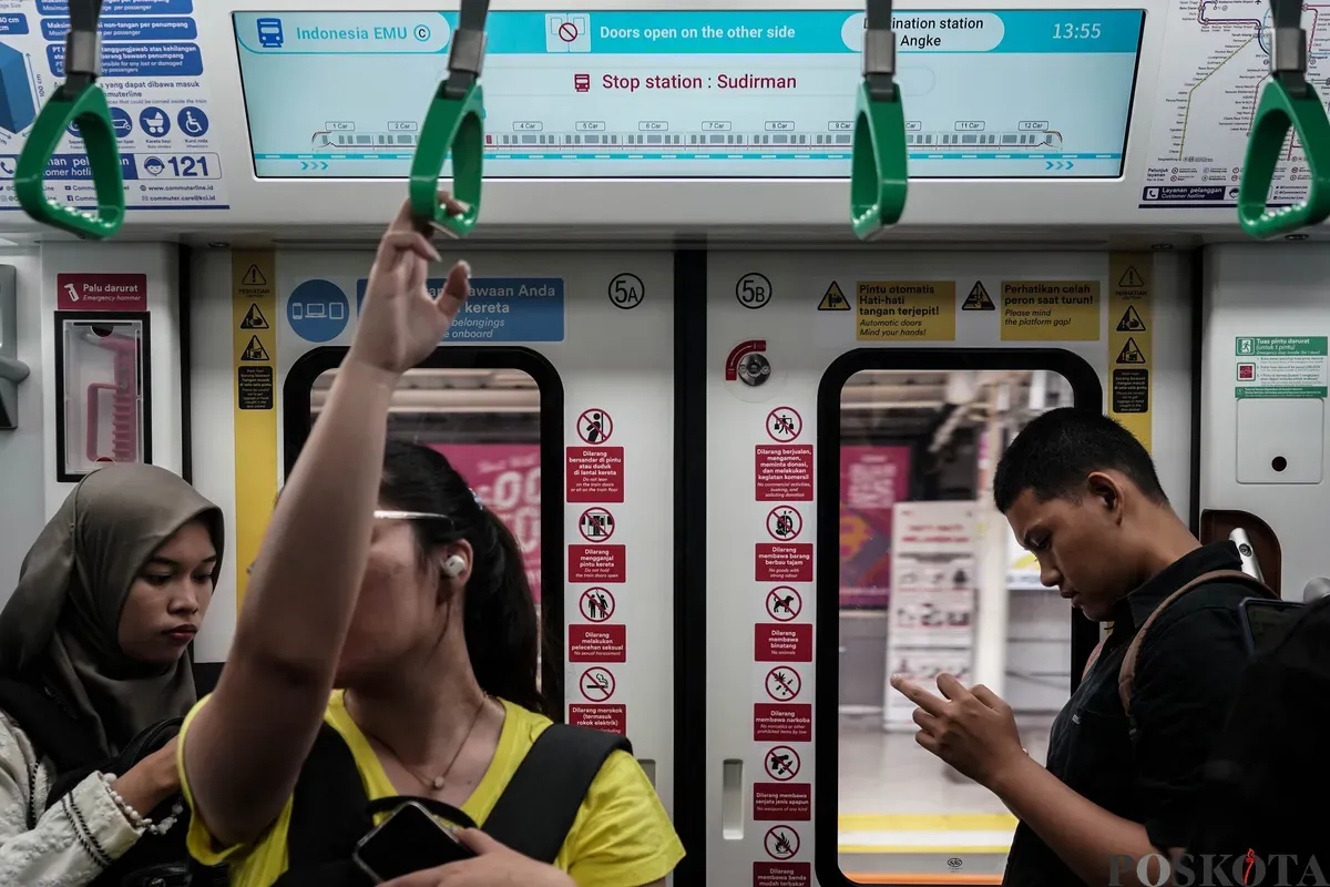 Sejumlah penumpang berada didalam gerbong kereta rel listrik (KRL) baru seri Commuter Line Indonesia (CLI)-125 saat pengoperasian perdana di Stasiun Manggarai, Jakarta, Minggu, 1 Juni 2025. (Sumber: Poskota/Bilal Nugraha Ginanjar)