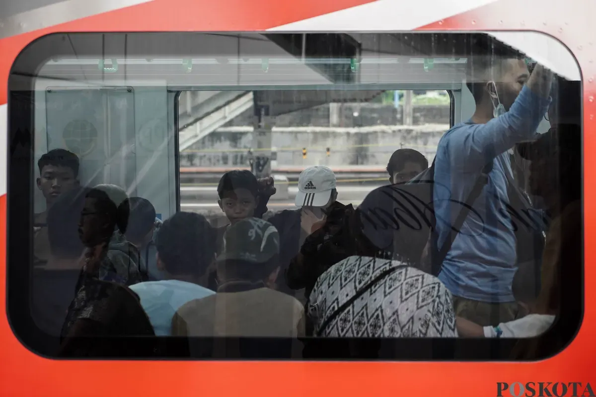 Sejumlah penumpang berada didalam gerbong kereta rel listrik (KRL) baru seri Commuter Line Indonesia (CLI)-125 saat pengoperasian perdana di Stasiun Manggarai, Jakarta, Minggu, 1 Juni 2025. (Sumber: Poskota/Bilal Nugraha Ginanjar)