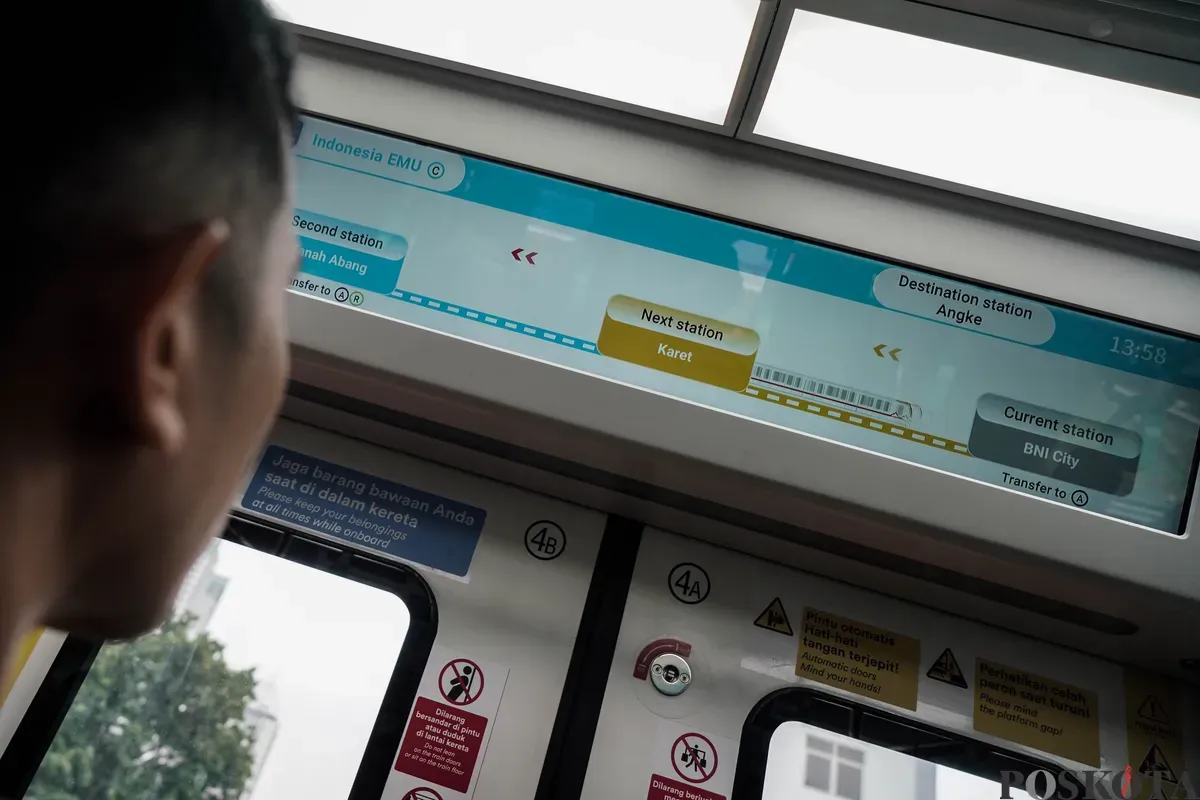 Penumpang melihat papan informasi digital yang berada didalam gerbong kereta rel listrik (KRL) baru seri Commuter Line Indonesia (CLI)-125 saat pengoperasian perdana di Stasiun Manggarai, Jakarta, Minggu, 1 Juni 2025. (Sumber: Poskota/Bilal Nugraha Ginanjar)