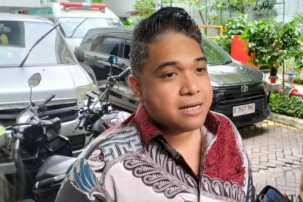 Sekretaris Komisi E DPRD Jakarta, Justin Adrian saat di wawancarai awak media di Balai Kota Jakarta, Selasa, 3 Juni 2025. (Sumber: Poskota/M. Tegar Jihad)