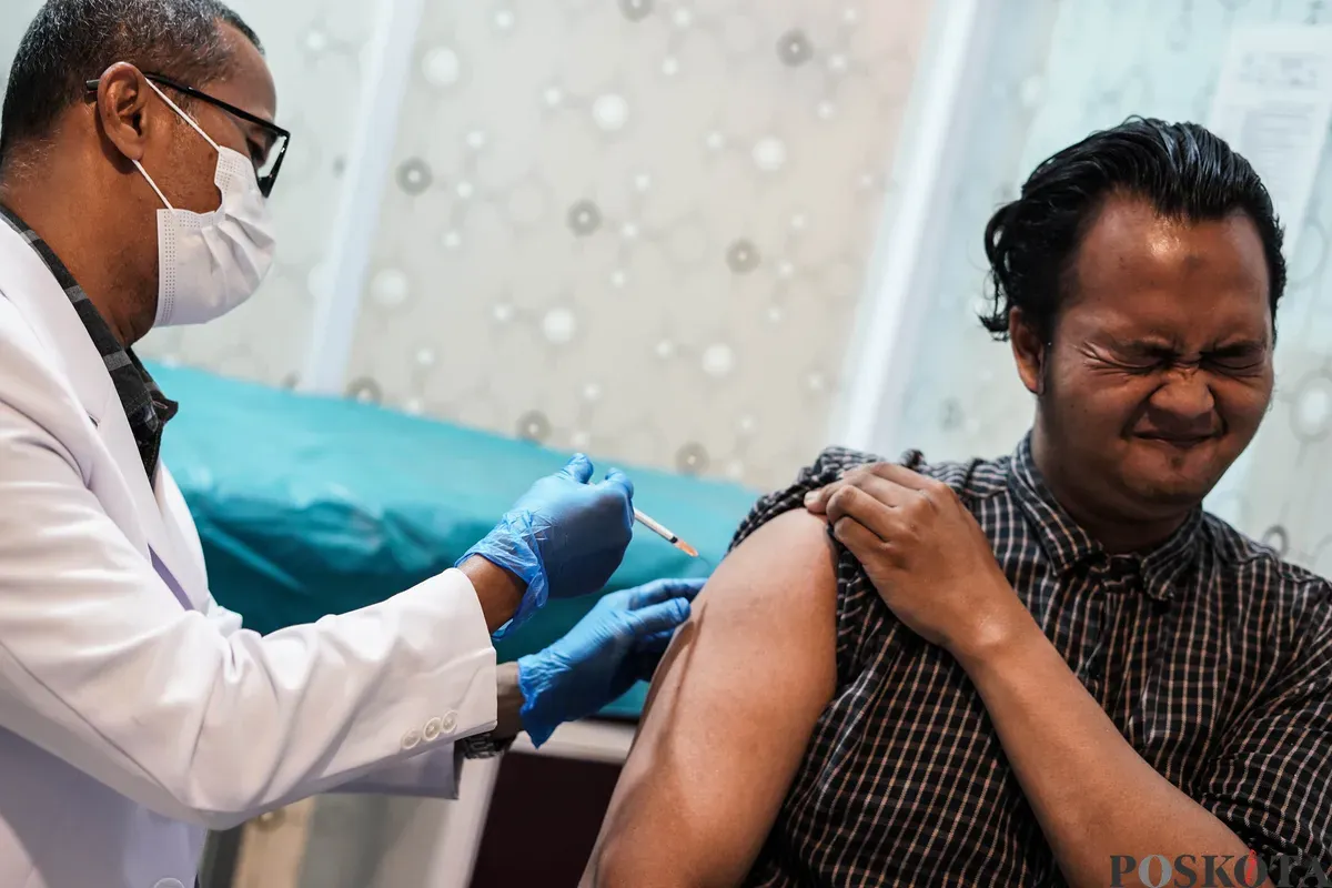 Dokter menyuntikan vaksin COVID-19 di Klinik Atlantic, Mangga Besar Jakarta, Minggu, 1 Juni 2025. (Sumber: Poskota/Bilal Nugraha Ginanjar)