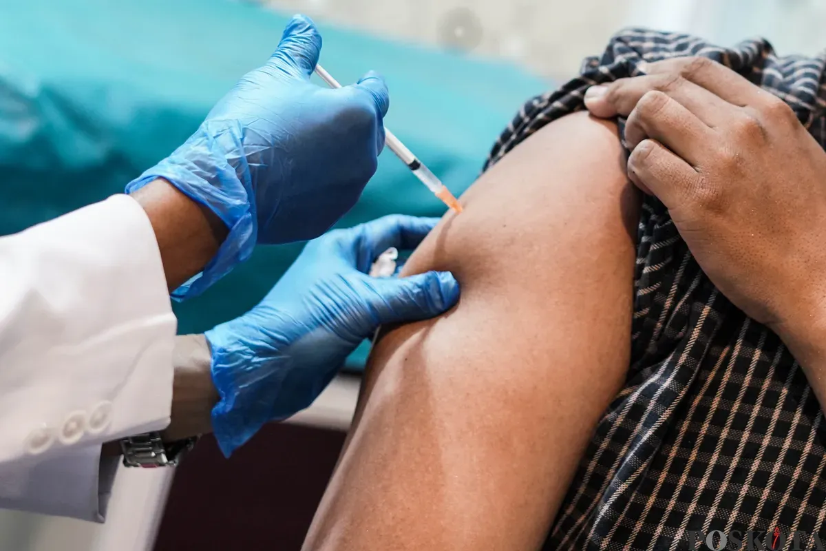 Dokter menyuntikan vaksin COVID-19 di Klinik Atlantic, Mangga Besar Jakarta, Minggu, 1 Juni 2025. (Sumber: Poskota/Bilal Nugraha Ginanjar)