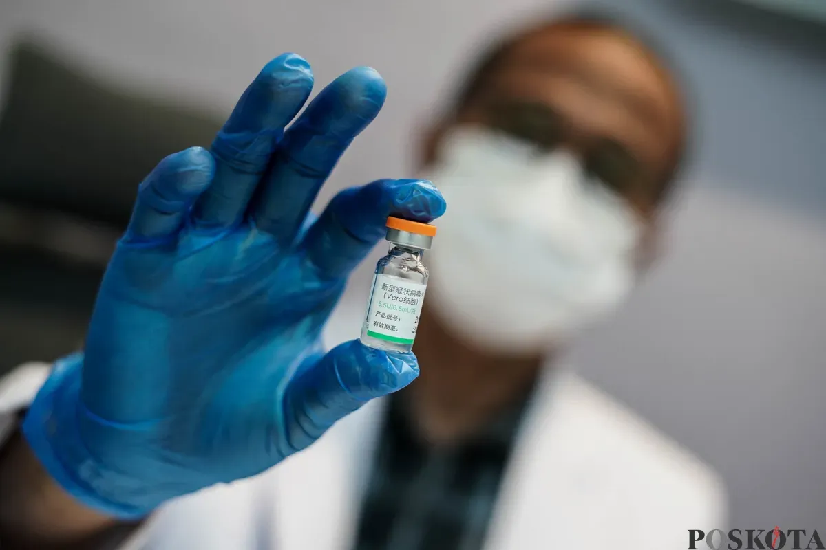 Dokter menyuntikan vaksin COVID-19 di Klinik Atlantic, Mangga Besar Jakarta, Minggu, 1 Juni 2025. (Sumber: Poskota/Bilal Nugraha Ginanjar)