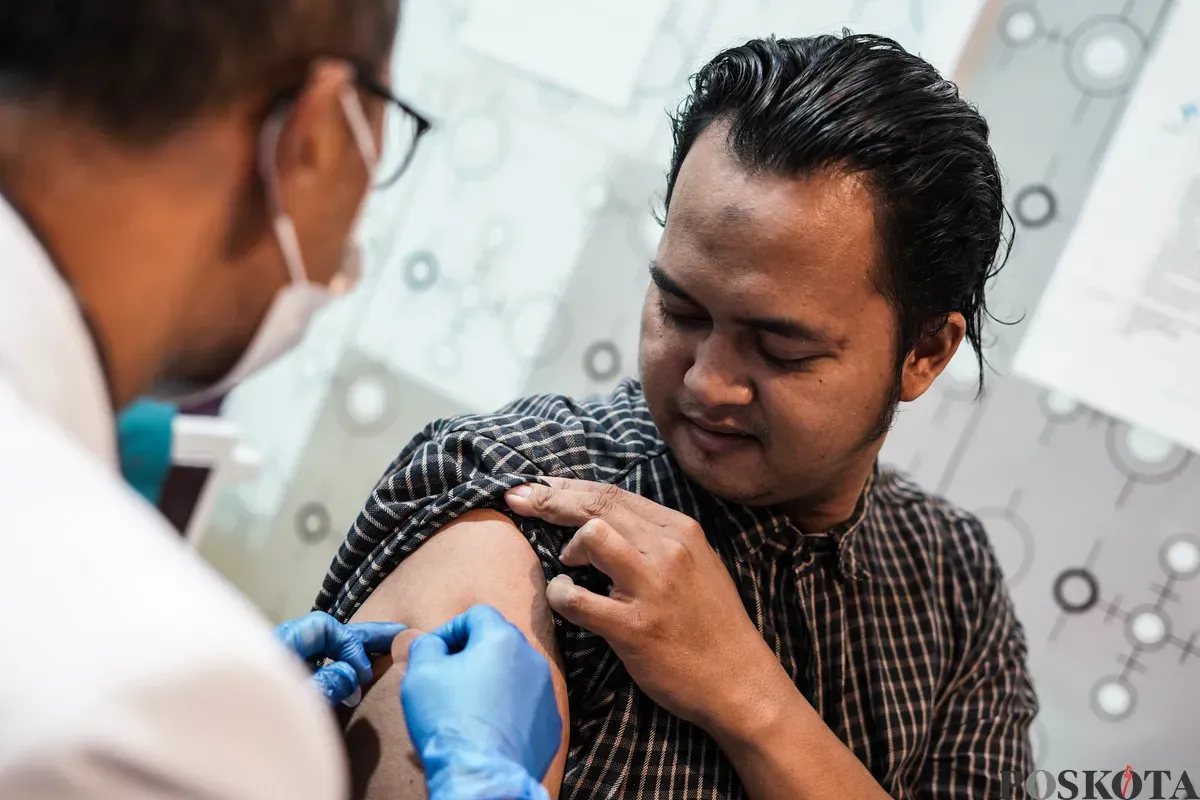 Dokter menyuntikan vaksin COVID-19 di Klinik Atlantic, Mangga Besar Jakarta, Minggu, 1 Juni 2025. (Sumber: Poskota/Bilal Nugraha Ginanjar)
