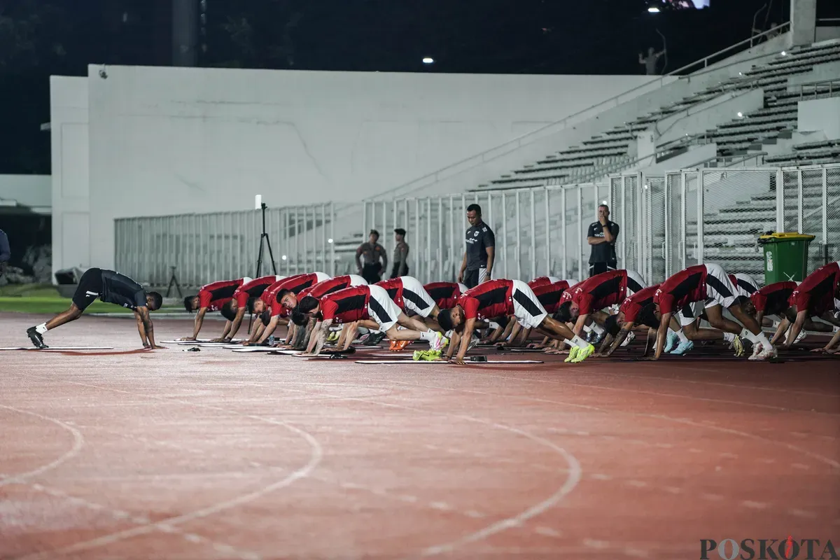 Sejumlah pesepak bola Timnas Indonesia mengikuti sesi latihan di Stadion Madya, Gelora Bung Karno, Jakarta, Senin, 2 Juni 2025. Timnas Indonesia menggelar latihan perdana di Jakarta usai menjalani pemusatan latihan di Bali. (Sumber: Poskota/Bilal Nugraha Ginanjar)