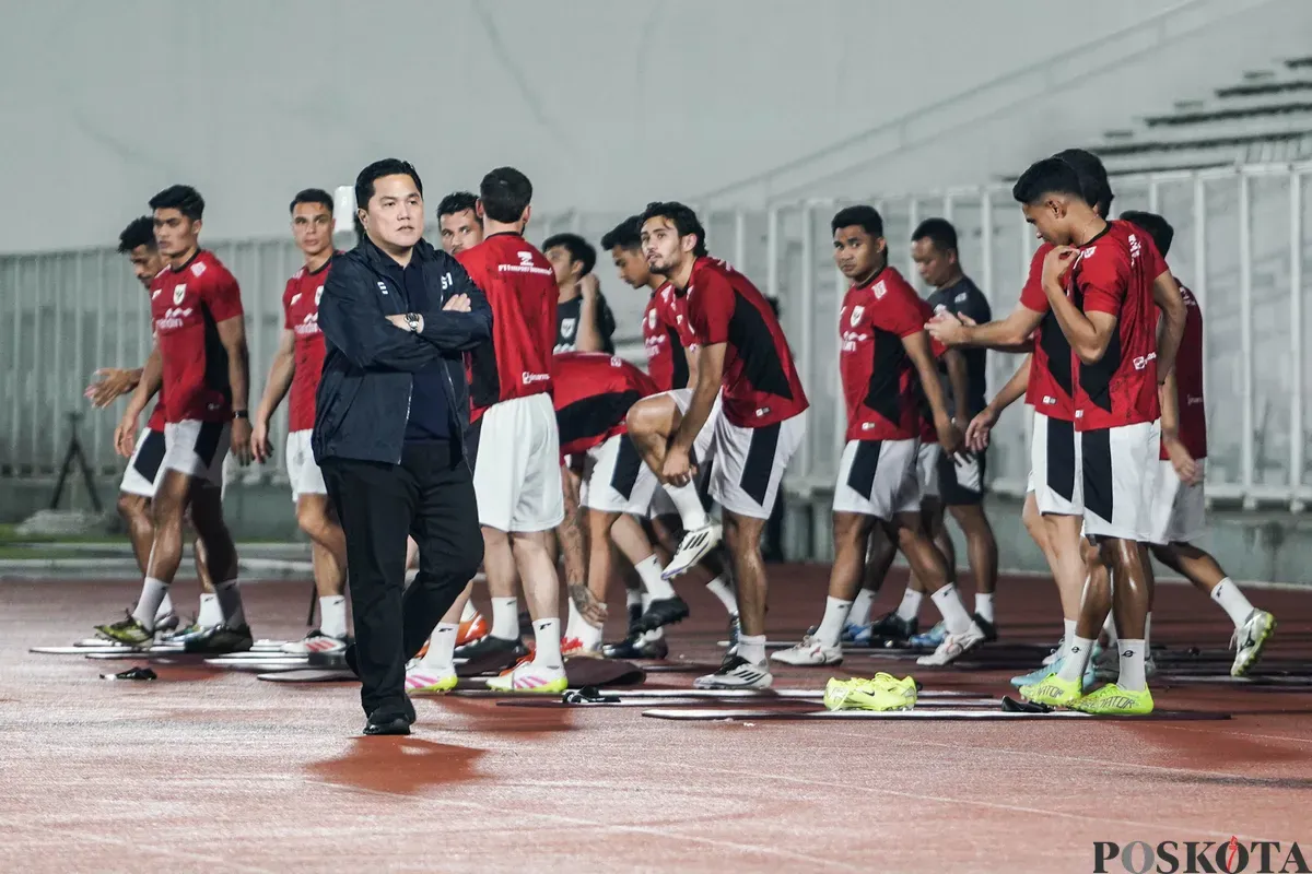 Sejumlah pesepak bola Timnas Indonesia mengikuti sesi latihan di Stadion Madya, Gelora Bung Karno, Jakarta, Senin, 2 Juni 2025. Timnas Indonesia menggelar latihan perdana di Jakarta usai menjalani pemusatan latihan di Bali. (Sumber: Poskota/Bilal Nugraha Ginanjar)