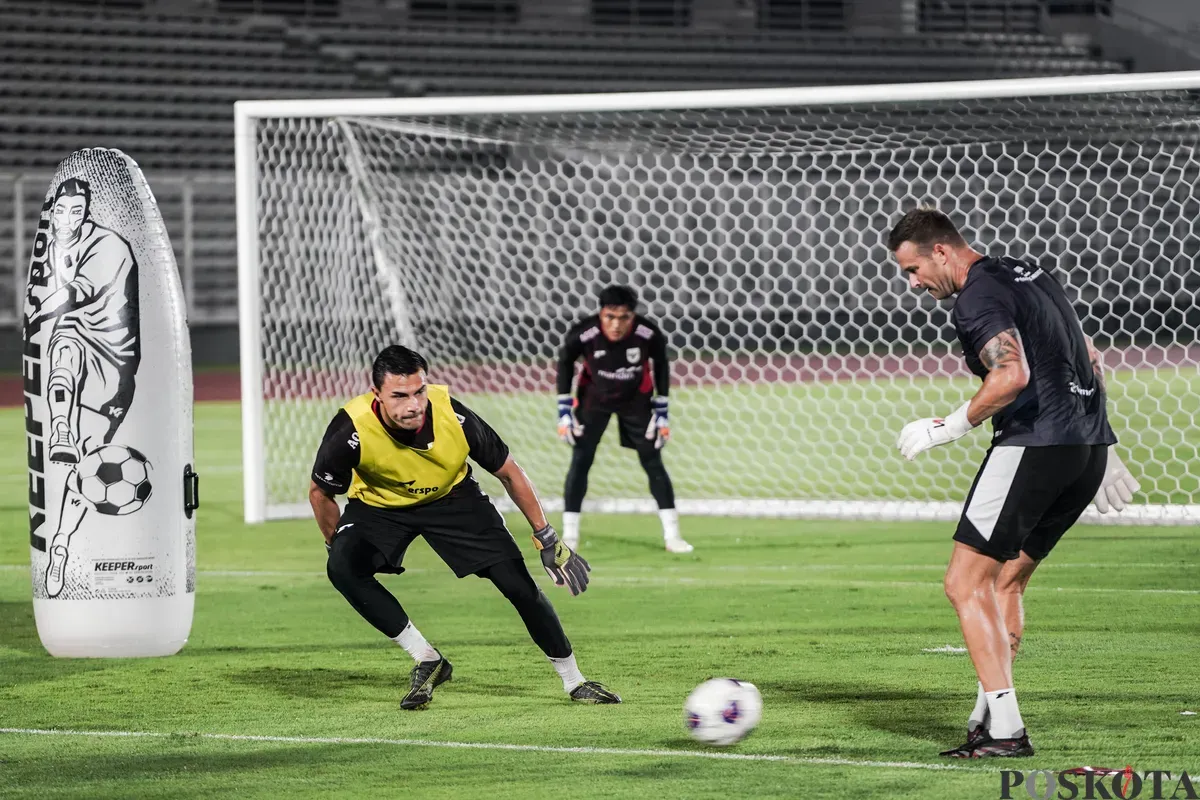 Sejumlah pesepak bola Timnas Indonesia mengikuti sesi latihan di Stadion Madya, Gelora Bung Karno, Jakarta, Senin, 2 Juni 2025. Timnas Indonesia menggelar latihan perdana di Jakarta usai menjalani pemusatan latihan di Bali. (Sumber: Poskota/Bilal Nugraha Ginanjar)