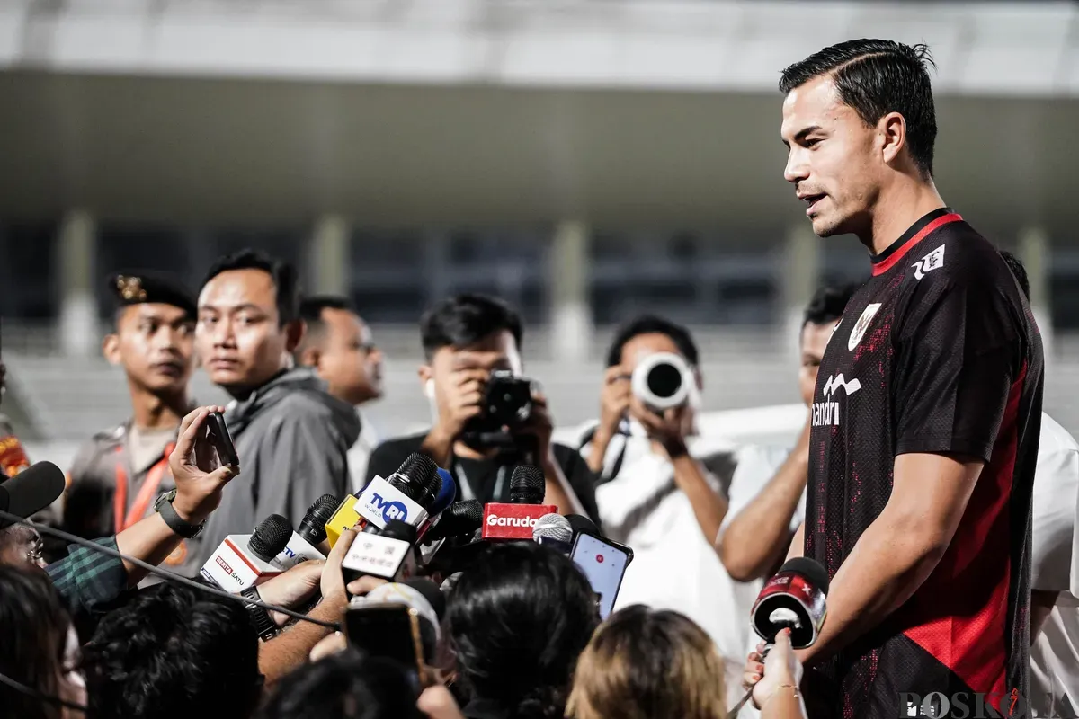 Sejumlah pesepak bola Timnas Indonesia mengikuti sesi latihan di Stadion Madya, Gelora Bung Karno, Jakarta, Senin, 2 Juni 2025. Timnas Indonesia menggelar latihan perdana di Jakarta usai menjalani pemusatan latihan di Bali. (Sumber: Poskota/Bilal Nugraha Ginanjar)