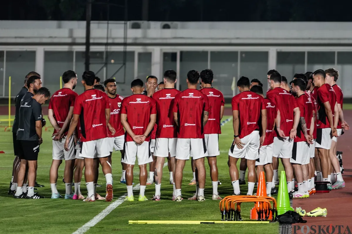 Sejumlah pesepak bola Timnas Indonesia mengikuti sesi latihan di Stadion Madya, Gelora Bung Karno, Jakarta, Senin, 2 Juni 2025. Timnas Indonesia menggelar latihan perdana di Jakarta usai menjalani pemusatan latihan di Bali. (Sumber: Poskota/Bilal Nugraha Ginanjar)