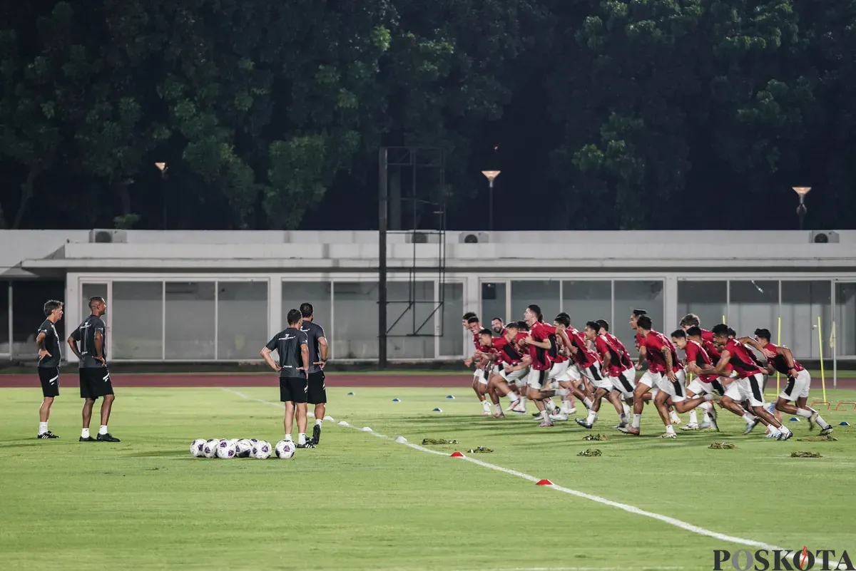 Sejumlah pesepak bola Timnas Indonesia mengikuti sesi latihan di Stadion Madya, Gelora Bung Karno, Jakarta, Senin, 2 Juni 2025. Timnas Indonesia menggelar latihan perdana di Jakarta usai menjalani pemusatan latihan di Bali. (Sumber: Poskota/Bilal Nugraha Ginanjar)