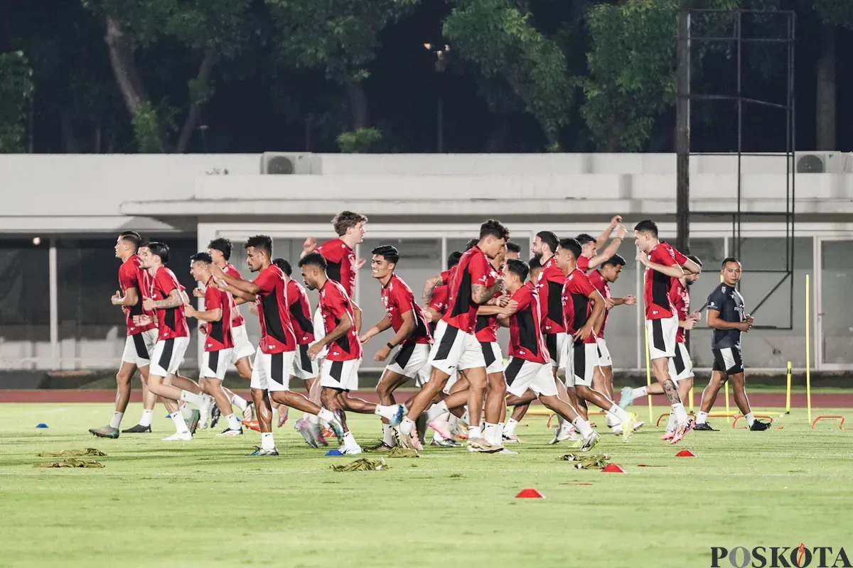 Sejumlah pesepak bola Timnas Indonesia mengikuti sesi latihan di Stadion Madya, Gelora Bung Karno, Jakarta, Senin, 2 Juni 2025. Timnas Indonesia menggelar latihan perdana di Jakarta usai menjalani pemusatan latihan di Bali. (Sumber: Poskota/Bilal Nugraha Ginanjar)