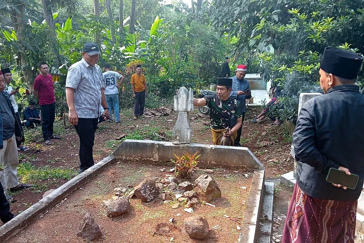 Masyarakat Desa Seuat membongkar makam keramat yang diduga palsu dan disinyalir dijadikan tempat pesugihan. (Sumber: Dok Polres Serang)