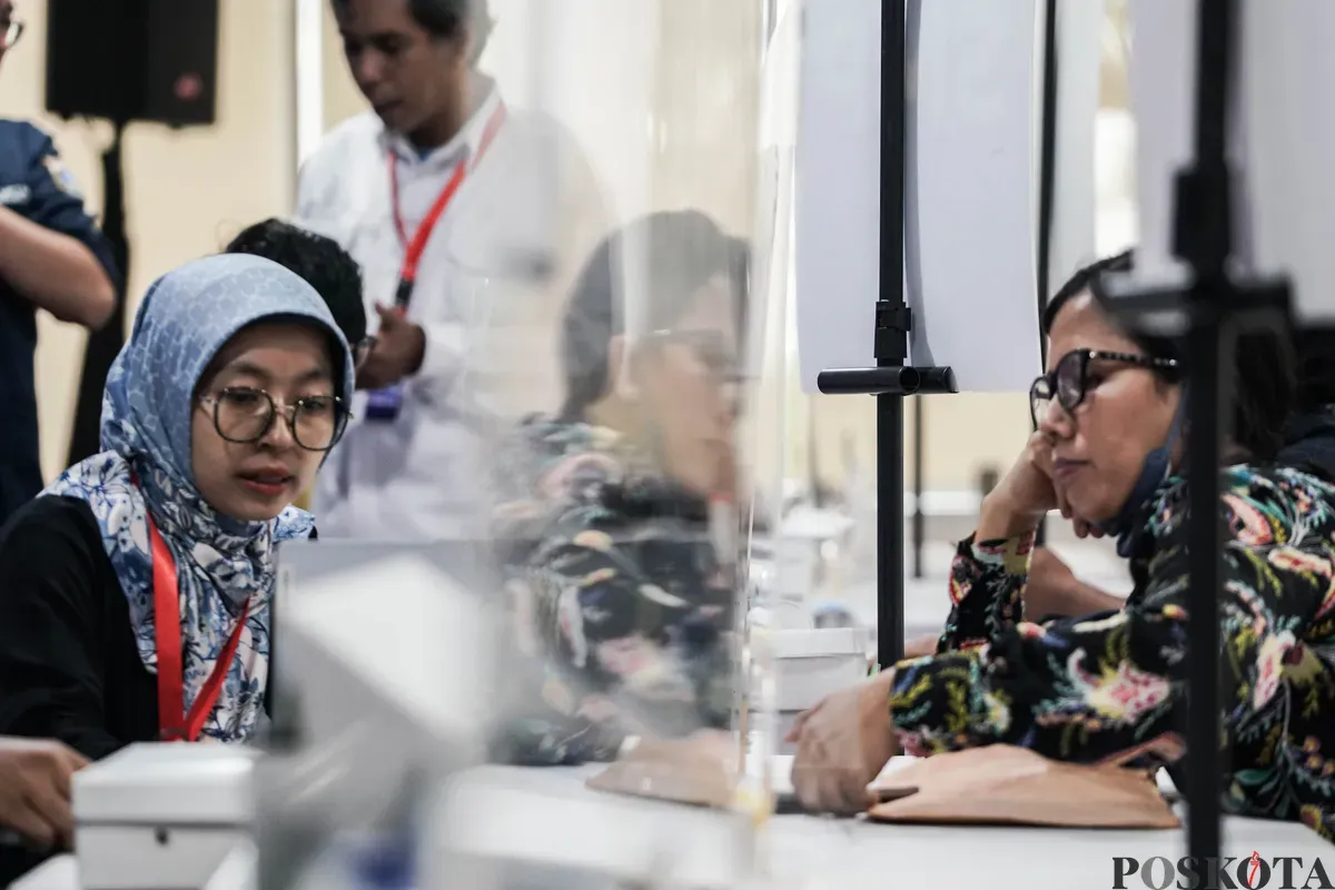 Dinas Pendidikan DKI Jakarta melayani aduan orang tua siswa di Posko Layanan Seleksi Penerimaan Murid Baru (SPMB), Gedung Dinas Pendidikan DKI Jakarta, Selasa, 3 Juni 2025. (Sumber: Poskota/Bilal Nugraha Ginanjar)