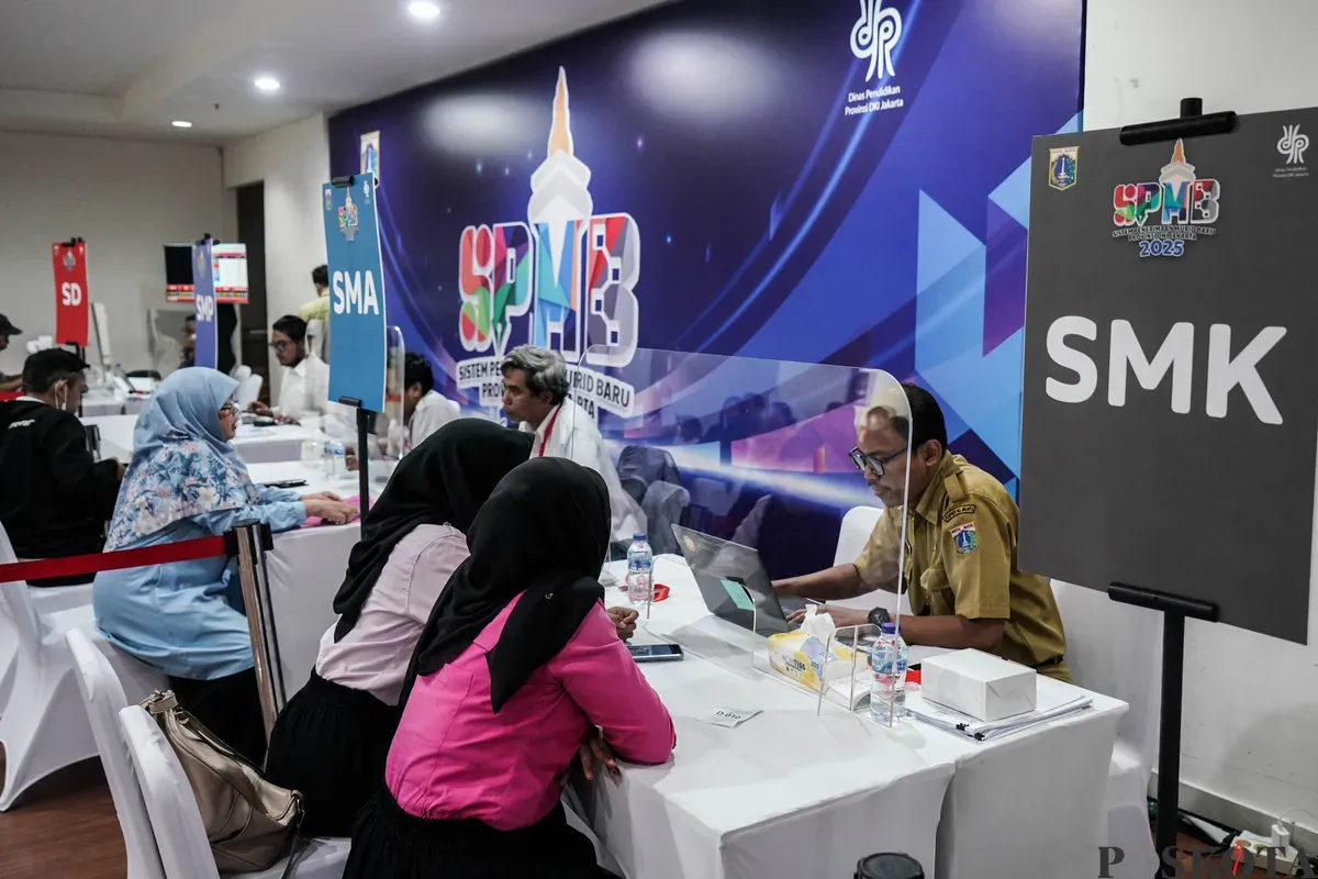 Dinas Pendidikan DKI Jakarta melayani aduan orang tua siswa di Posko Layanan Seleksi Penerimaan Murid Baru (SPMB), Gedung Dinas Pendidikan DKI Jakarta, Selasa, 3 Juni 2025. (Sumber: Poskota/Bilal Nugraha Ginanjar)