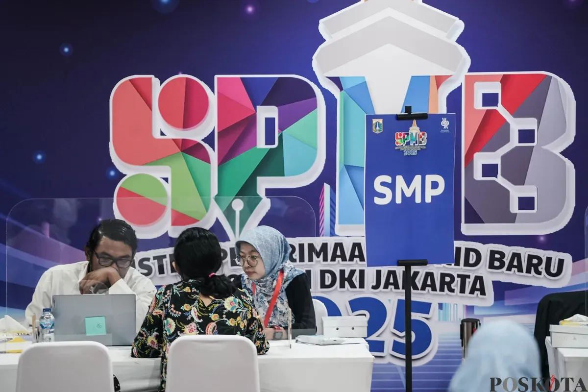 Dinas Pendidikan DKI Jakarta melayani aduan orang tua siswa di Posko Layanan Seleksi Penerimaan Murid Baru (SPMB), Gedung Dinas Pendidikan DKI Jakarta, Selasa, 3 Juni 2025. (Sumber: Poskota/Bilal Nugraha Ginanjar)